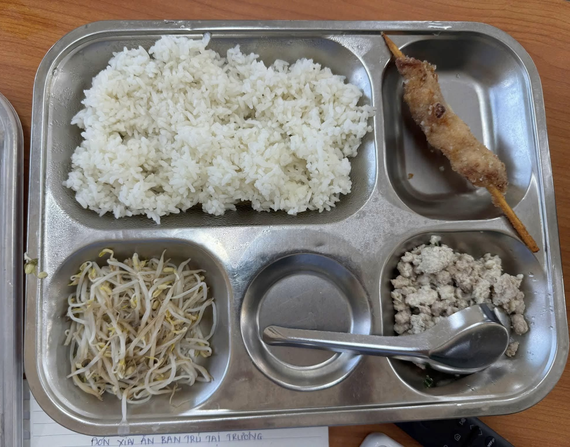 Thành ủy Hà Nội yêu cầu kiểm tra, xử lý 'lùm xùm' về bữa ăn bán trú- Ảnh 1.