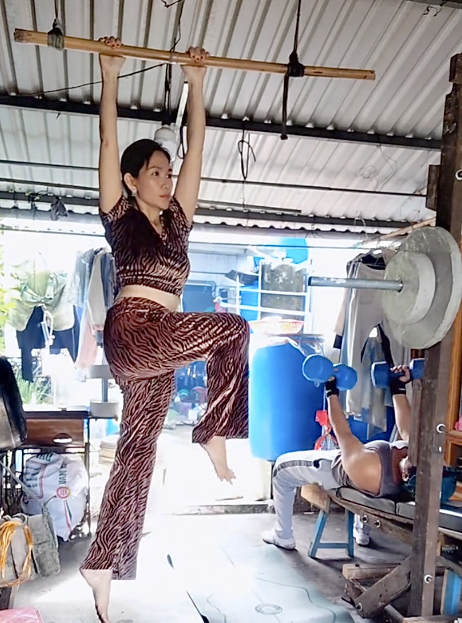 Anh chồng miền Tây tự chế dụng cụ tập gym để chiều vợ - Ảnh 2.
