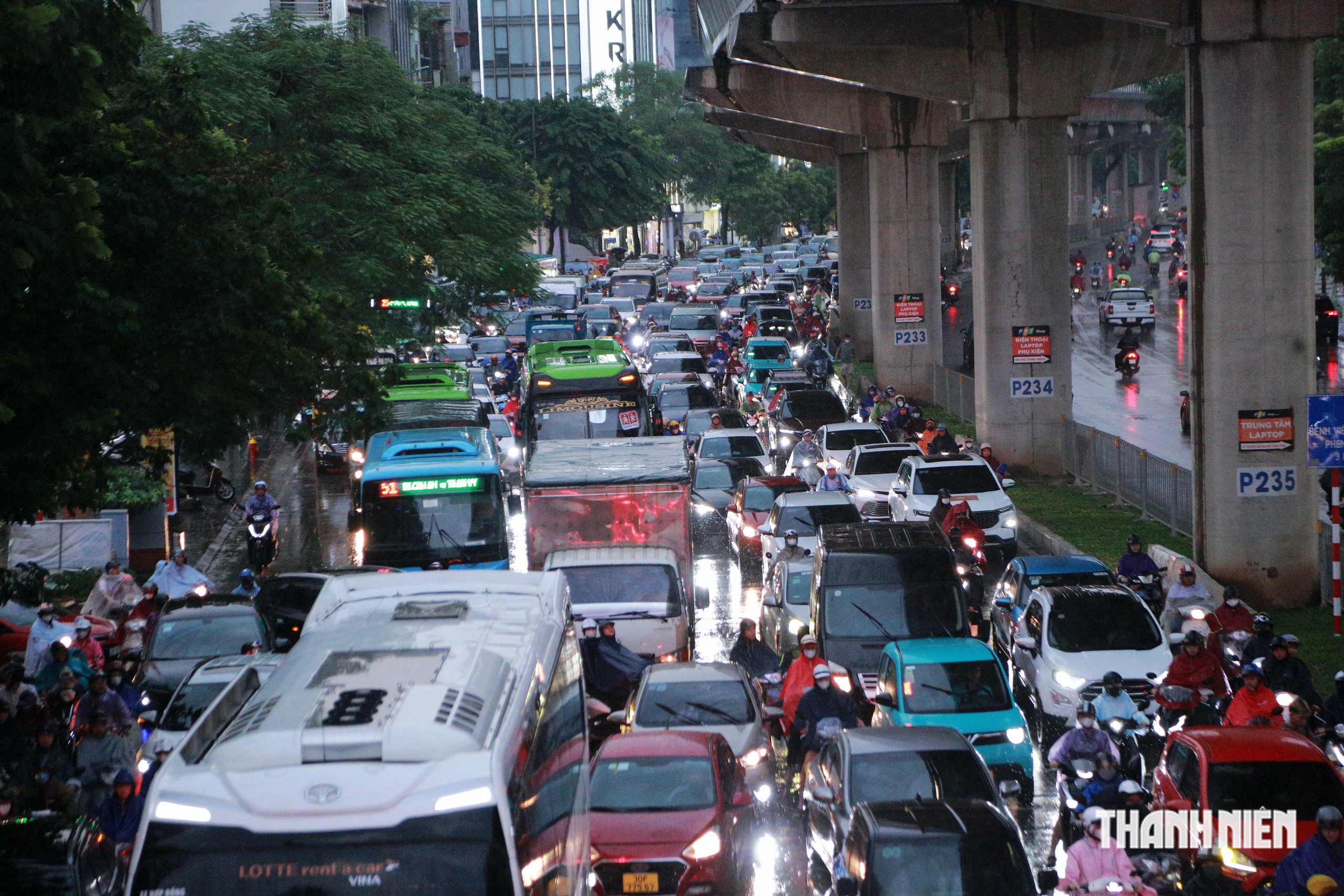 H&agrave; Nội mưa lớn do ảnh hưởng kh&ocirc;ng kh&iacute; lạnh, người d&acirc;n chật vật về nh&agrave; - Ảnh 1.