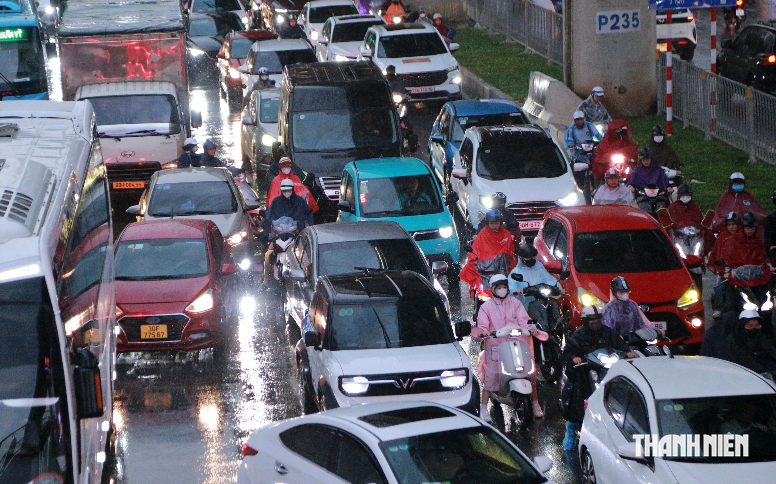 H&agrave; Nội mưa lớn do ảnh hưởng kh&ocirc;ng kh&iacute; lạnh, người d&acirc;n chật vật về nh&agrave; - Ảnh 2.