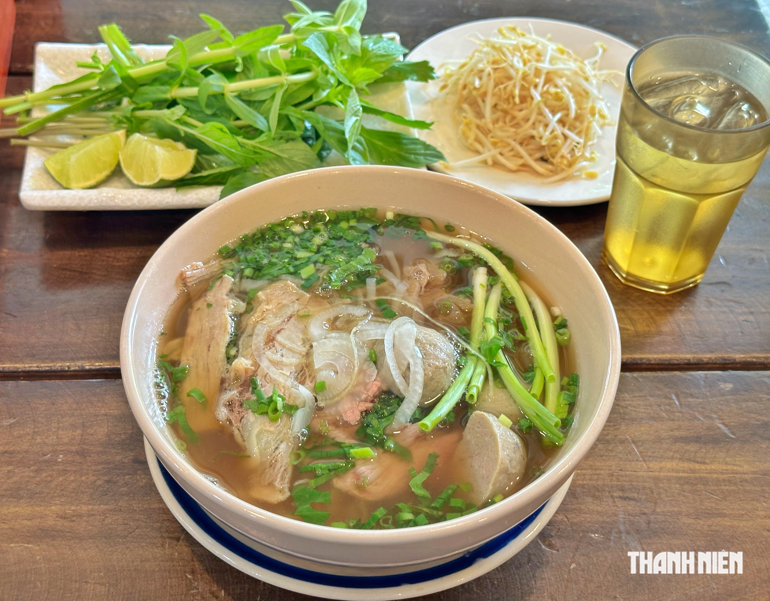 Chị chủ xinh đẹp mở quán phở '3 miễn phí' ở TP.HCM, phong cách Sài Gòn xưa - Ảnh 4.