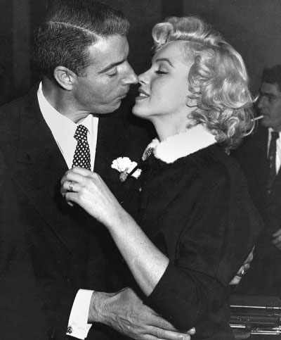 Bên cạnh một sự nghiệp lừng lẫy, Marilyn Monroe cũng làm công chúng nhớ đến qua hàng loạt scandal tình ái với nhiều nhân vật tên tuổi. 9 năm sau khi chia tay với người chồng đầu tiên James Dougherty, ngày 14.1.1954, Marilyn Monroe làm đám cưới với chàng cầu thủ bóng chày Joe DiMaggio
