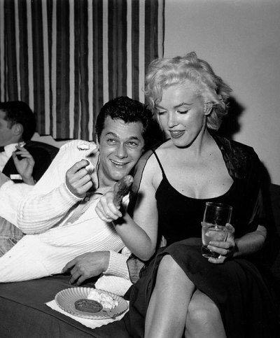 Cùng trong năm 1956, Marilyn Monroe chia tay Arthur Miller. Con thuyền tình của nữ nghệ sĩ này lại nhanh chóng cập bến chàng nhiếp ảnh Tony Curtis. Sống cùng nhau 4 năm, họ tuyên bố ly thân