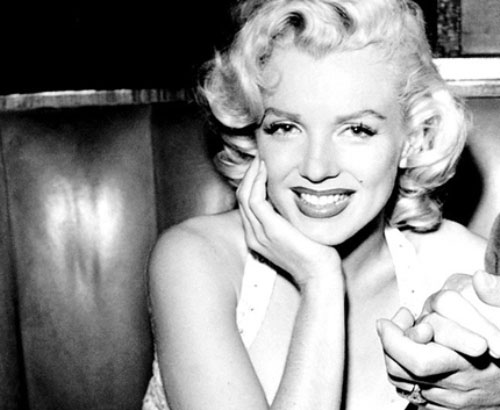  Trong cuộc đời khá ngắn ngủi của mình, Marilyn Monroe đã 4 lần kết hôn nhưng chưa từng làm mẹ. Ngoài ra, nữ nghệ còn dính lứu tới scandal tình ái với cựu Bộ trưởng Tư pháp Mỹ Robert Kennedy và cựu Tổng thống Mỹ John F. Kennedy