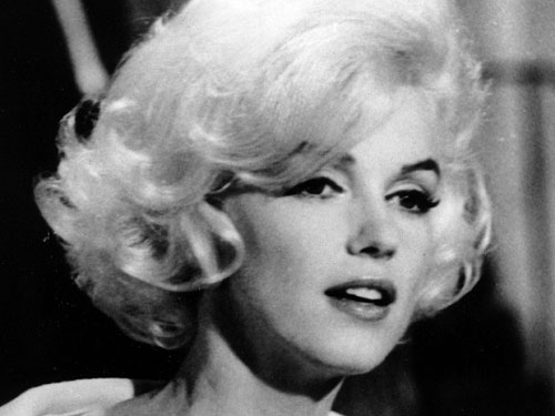  Năm 1962, Marilyn Monroe tham gia bộ phim cuối cùng Something's Got to Give. Nữ diễn viên gợi cảm đã từ giã cõi đời ở tuổi 36 vào ngày 5.8.1962 trong khi bộ phim vẫn còn đang dang dở