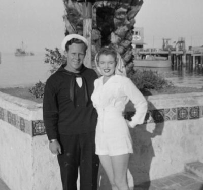 Kỷ niệm 50 năm ngày mất của Marilyn Monroe - Năm 16 tuổi, Marilyn Monroe kết hôn với chàng công nhân nhà máy sản xuất máy bay James Dougherty. Cuộc hôn nhân kéo dài 4 năm thì James Dougherty phải gia nhập hải quân. Khi đó Marilyn Monroe bắt đầu làm người mẫu áo tắm