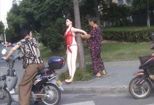 Em xinh em đứng giữa đường