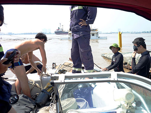 Các chiến sĩ Đội Cứu hộ - Cứu nạn tìm kiếm thủy thủ tàu Biển Nam mất tích 