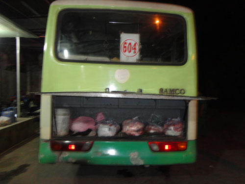 Xe buýt vận chuyển thịt “bẩn” về TP.HCM 1