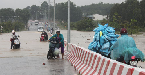 Mưa lớn, Bình Dương ngập nặng 1