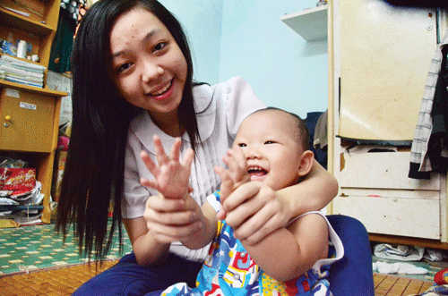 Hoàng Bảo Thy phụ mẹ chăm sóc các em bé