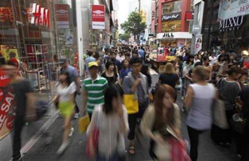Khu mua sắm Myeongdong ở Seoul, Hàn Quốc - Ảnh: Reuters