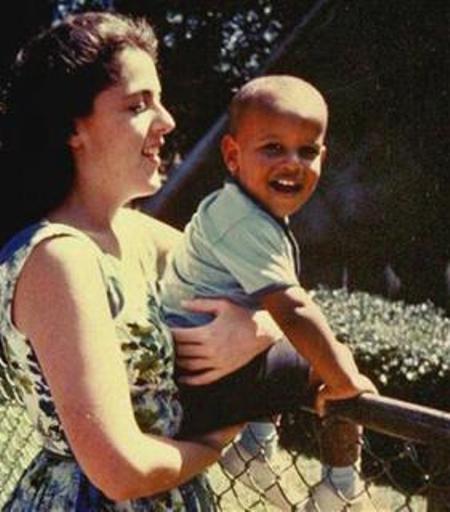 Ảnh chụp bà bà Stanley Ann Dunham và ông Obama lúc còn bé - Ảnh: Reuters