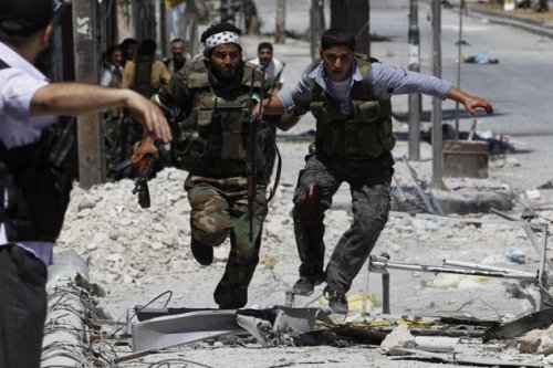 Ảnh chụp lực lượng phiến quân trong một cuộc đụng độ với quân chính phủ Syria tại Aleppo - Ảnh: Reuters