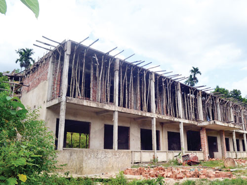 Trường bỏ hoang mà học sinh thiếu chỗ học
