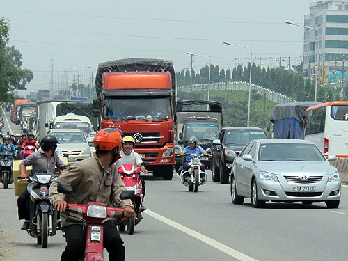 Tạm giữ 1 “xe điên” đua tốc độ với Thanh tra giao thông