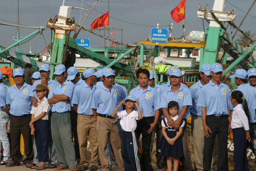 Anh em Hội viên nghề cá Phan Rí Cửa bên những chiếc tàu cá của mình