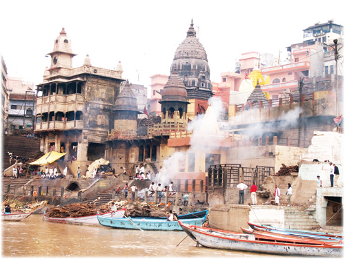 Những Ghat và đền đài dọc theo sông Hằng, đoạn chảy qua Varanasi - Ảnh: C.M.H