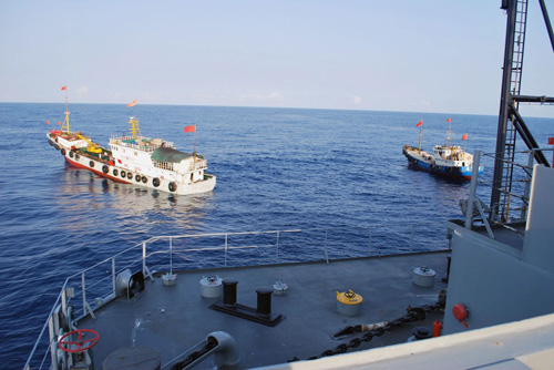 Tàu Trung Quốc “vờn” trước mũi tàu thăm dò USNS Imppecable của hải quân Mỹ tại biển Đông năm 2009 -  Ảnh: US Navy