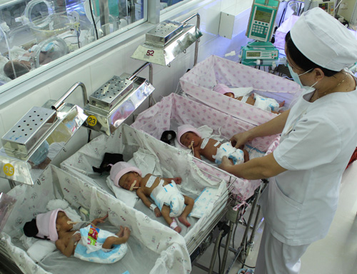 Các em bé sinh 4 được chăm sóc tại Bệnh viện Từ Dũ TP.HCM