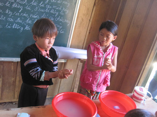 Học sinh ở Pá Hu học cách rửa tay với xà bông, nước sạch trong hoạt động ngoại khóa do Cỏ Ba Lá tổ chức 