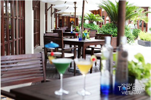 Không gian thoáng đãng với tầm nhìn hướng ra biển của Hải Vân Lounge