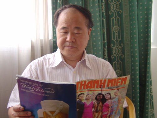 Nhà văn Mạc Ngôn đang xem Thanh Niên Tuần San 