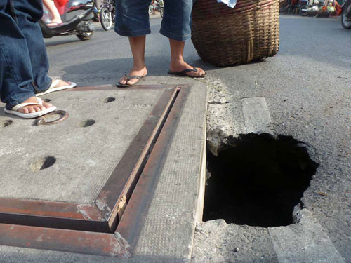 “Hố tử thần” giữa lộ