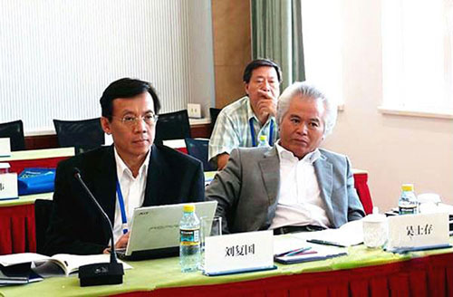 Ông Ngô Sĩ Tồn (phải) trong một hội thảo gần đây 