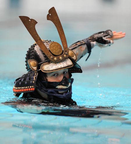 Kiểu bơi samurai độc đáo ở Nhật