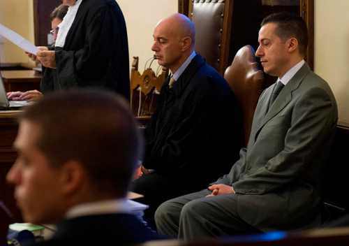 Phụ tá thân cận nhất của Giáo hoàng Benedict XVI, ông Paolo Gabriele (bìa phải) hầu tòa - Ảnh: Reuters