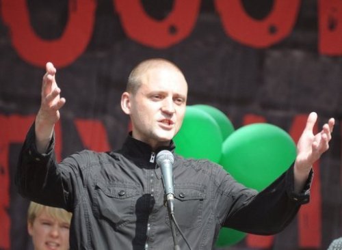 Thủ lĩnh chống đối Sergei Udaltsov phát biểu trong một cuộc biểu tình phản đối chính phủ Nga hồi tháng 6 - Ảnh: AFP
