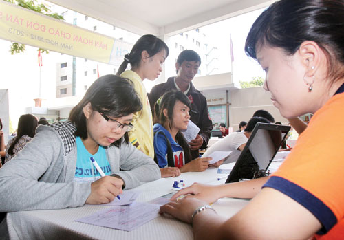 Cho trúng tuyển dưới điểm sàn