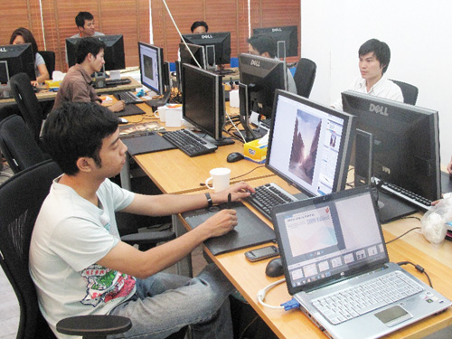 Sinh viên ngành Công nghệ thông tin thực tập 