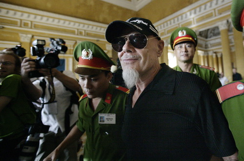 Cựu ca sĩ Gary Glitter lại bị bắt vì nghi xâm hại tình dục 