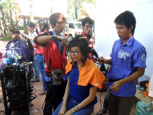 Người khuyết tật được làm tóc và làm đẹp miễn phí tại ngày hội 1