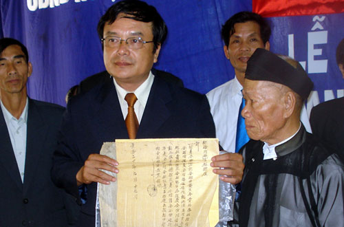 Ngày 14-12-2009, dân làng Mỹ Lợi đã trao tặng văn bản quý liên quan đến chủ quyền Hoàng Sa cho Nhà nước