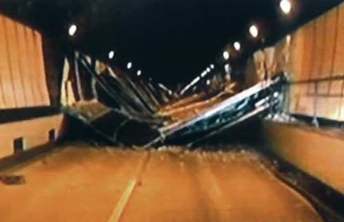 Tầm bê tông bị vỡ sau khi sập xuống từ trần của đường hầm Sasago ngày 2.12 
