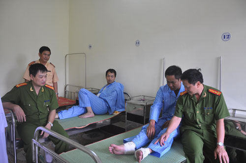 Lãnh đạo Công an TP Nam Định thăm hỏi động viên 2 CSGT bị thương khi làm nhiệm vụ
