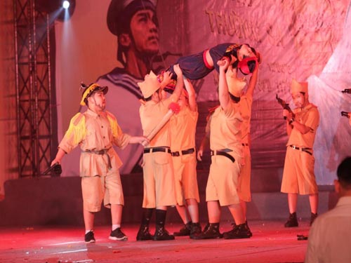 Một tiết mục kịch về anh hùng liệt sĩ Vừ A Dính của học sinh Trường tiểu học Lê Ngọc Hân (Q.1, TP.HCM)