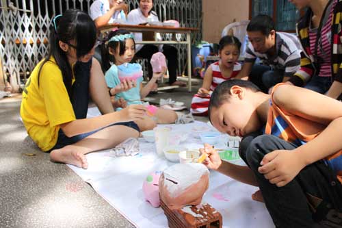 Ngày hội còn thu hút không ít trẻ em và phụ huynh. Bé Trần Nhật Minh, 4 tuổi, ngụ ở huyện Nhà Bè (hàng đầu tiên, bìa phải) khoe đã vẽ được 4 chú heo và mang về tặng ba mẹ