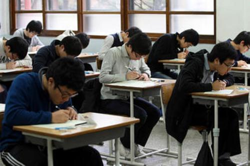 Các học sinh Hàn Quốc tham gia kỳ thi tuyển sinh đại học hồi năm 2011 - Ảnh: Reuters