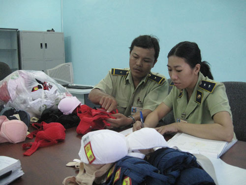 Lấy mẫu áo ngực có chứa “chất lạ” gửi đi kiểm nghiệm