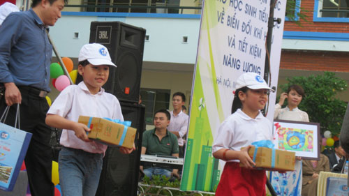 Học sinh “nhí” mê tìm hiểu về tiết kiệm năng lượng
