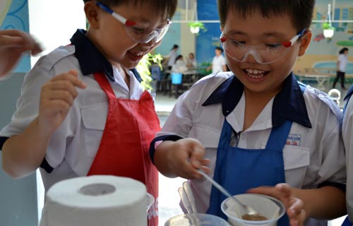 Học sinh tiểu học làm kem chống nắng