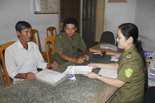 Người dân đến trình bày vụ bể hụi tại Công an xã Long Thành Trung