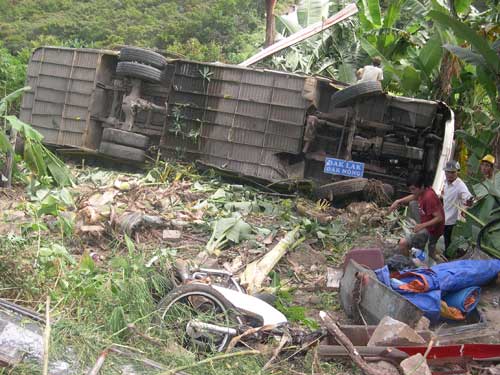 Xe lao xuống đèo, 15 người bị thương nặng 3