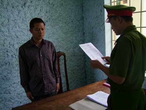 Cơ quan CSĐT Công an huyện Krông Nô tống đạt quyết định khởi tố bị can đối với Trần Thái Trung