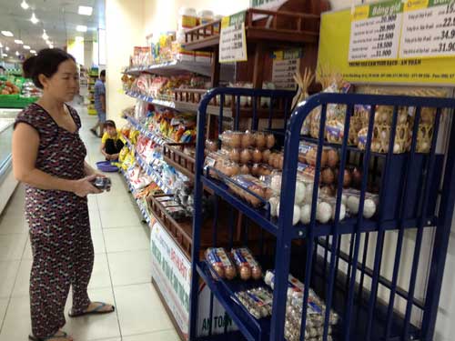 Kệ trứng gia cầm bình ổn thị trường tại siêu thị Vinatex Mart Bàu Cát (Q.Tân Bình) cũng chỉ còn lèo tèo vài hộp trứng