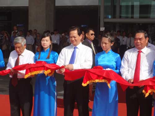 Thủ tướng Nguyễn Tấn Dũng cắt băng khánh thành Cảng hàng không quốc tế Phú Quốc